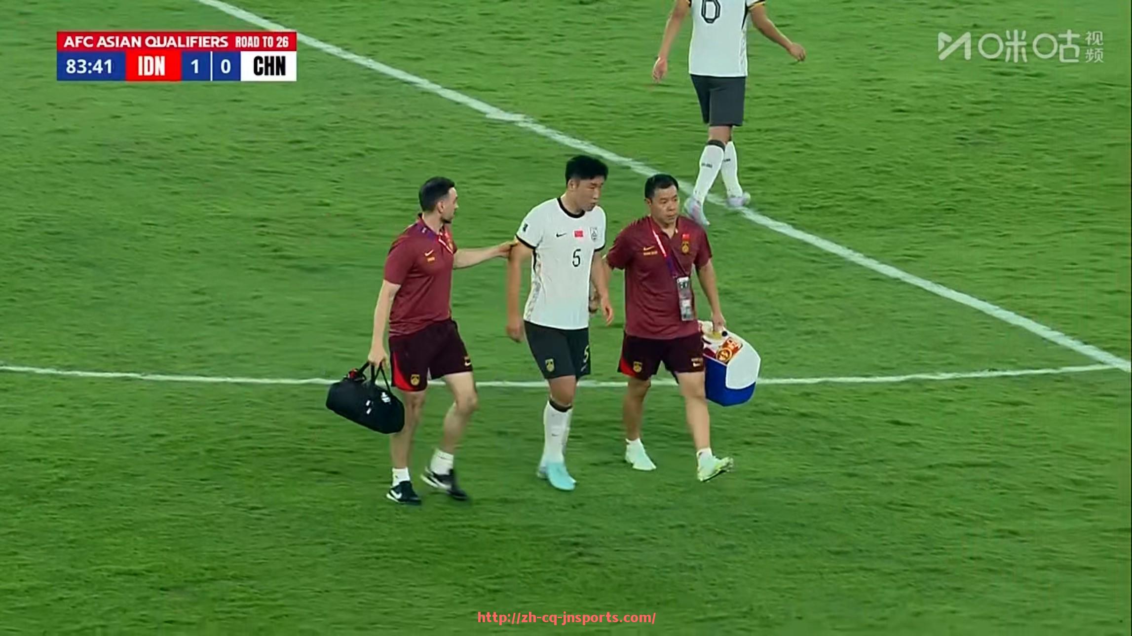 JN江南体育-英超联赛中足球鞋鞋钉的类型及使用特点